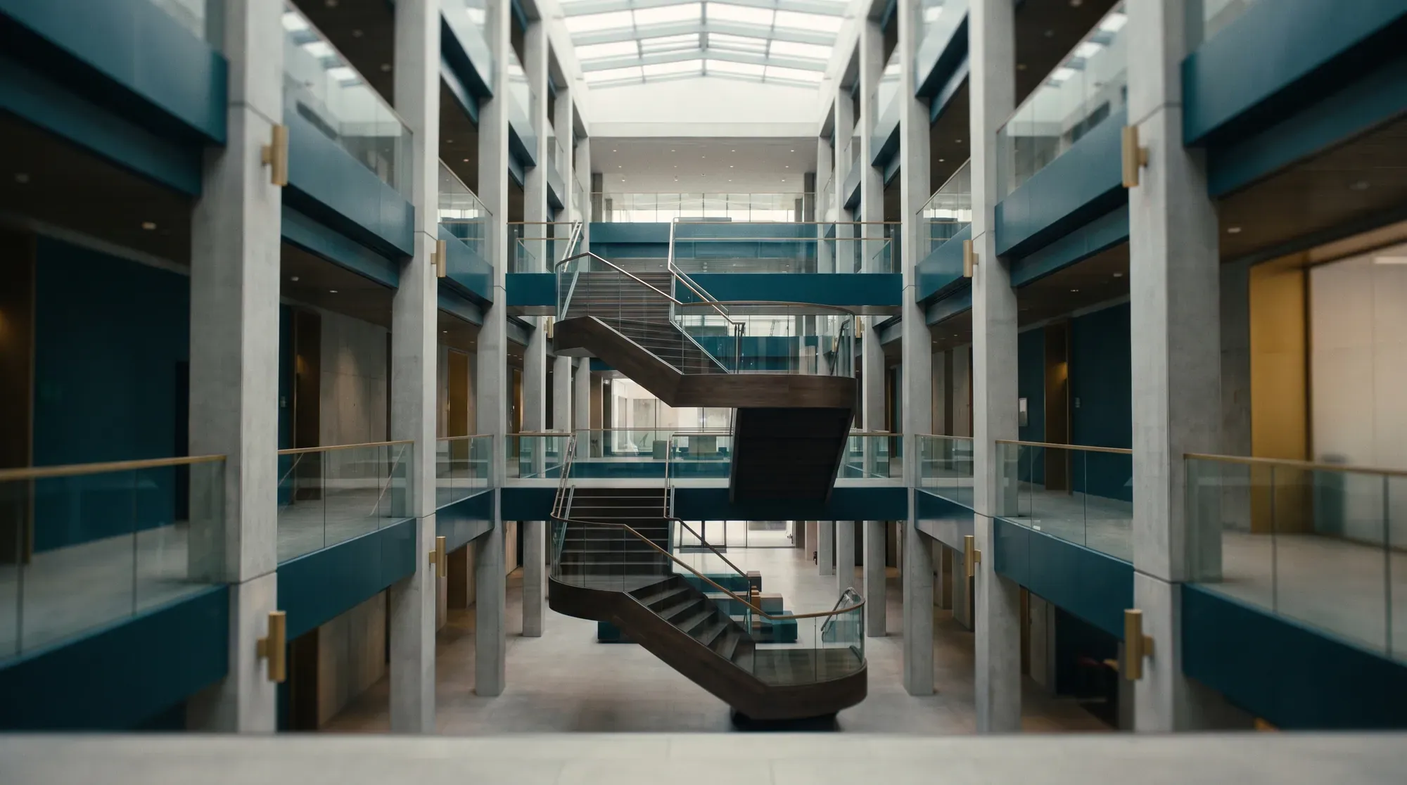 Atrium lumineux de la clinique Al Manar, escalier en noyer et verrière